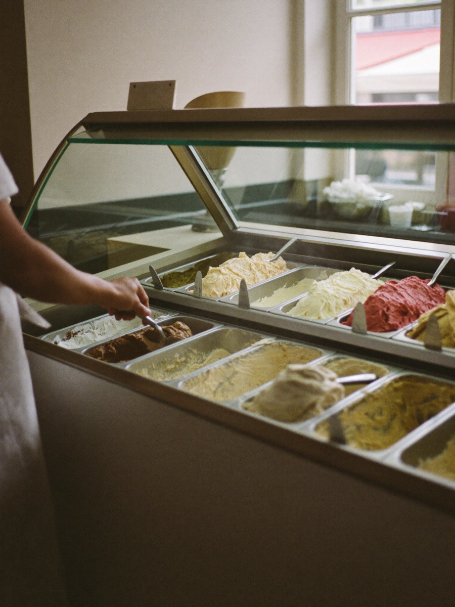 Il banco della Pasticceria Mimosa con dolci e semifreddi esposti